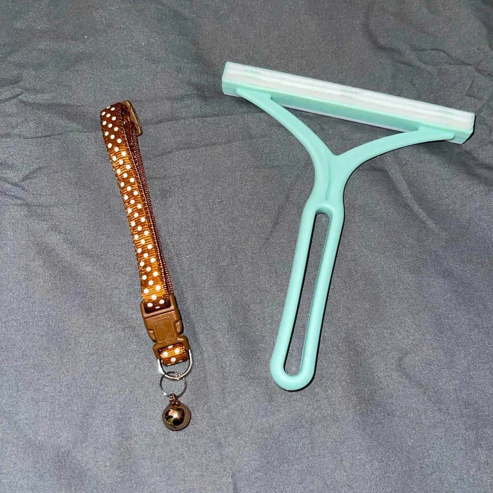 NWOT brown cat/dog collar and hair removal brush